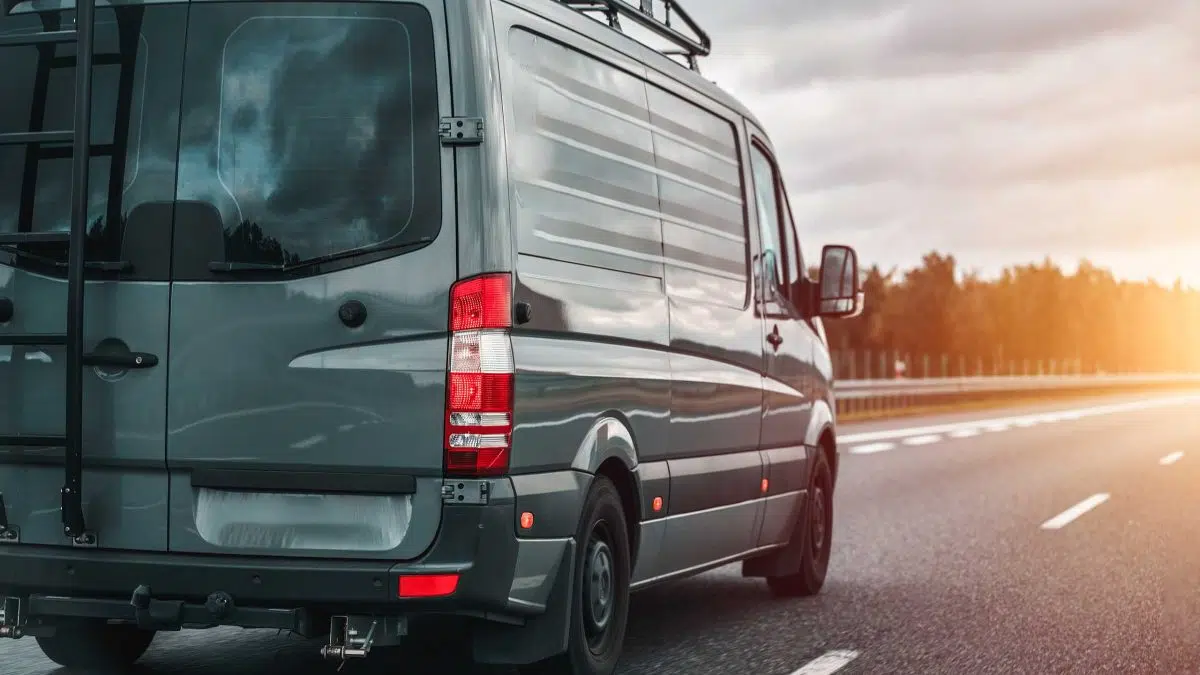 Ein Offroad-Van fährt auf eines Autobahn.